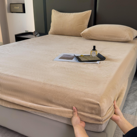 Set Lenjerie de Pat Catifea Velvet Nights 3 Piese Bej [6]