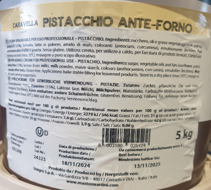 Crema de Fistic Caravella 15% 5kg  rezistentă la coacere este produsul perfect pentru a aduce o explozie de savoare si aroma in deserturile tale preferate. Cu o textura delicata si cremoasa, aceasta crema de fistic va transforma orice prajitura sau tort intr-o capodopera culinara.  In plus, crema de fistic Caravella este extrem de versatila si usor de folosit. Cu o consistenta ideala pentru a fi intinsa uniform, aceasta crema este potrivita atat pentru profesionisti, cat si pentru amatori. [2]