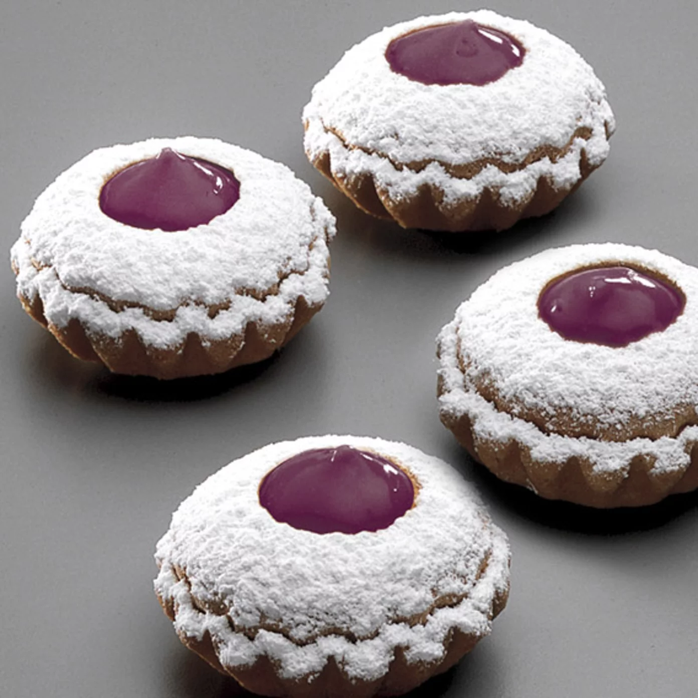 Crema de patiserie cu gust de fructe de padure si iaurru umplutură și decor înainte și după cuptor. Cu o consistență moale și tartinabilă ASEMANATOARE BUDINCII este excelent și ca aromă pentru cremă și frisca. Performanță excelentă chiar și la îngheț. 6 kg   INGREDIENTE: zahăr, sirop de glucoză-fructoză, apă, fructe de pădure (căpșuni, zmeură, afine, mure, coacăze roșii) (12%), lapte condensat degresat, iaurt pudră (2,5%), amidon modificat, acidifiant E270, conservant E200, arome, coloranti: beta caroten - E120 - E171. [3]