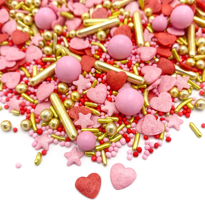 Mix Sprinkles din zahar colorate pentru decorarea produselor de cofetarie si patiserie. Decor perfect pentru Valentines Day, Ziua Mamei sau aniversari de fete. In culori roz, rosu si auriu cu inimioare si bastonase. [2]