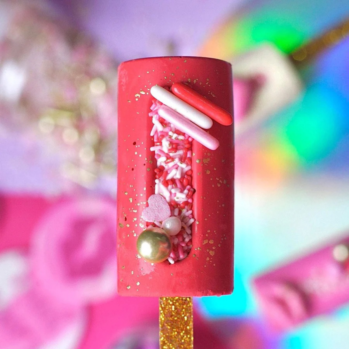 Mix Sprinkles din zahar colorate pentru decorarea produselor de cofetarie si patiserie. Bastonase subtiri de zahar in culori specifice de Valentines Day sau 8 Martie roz, rosu si alb. [4]