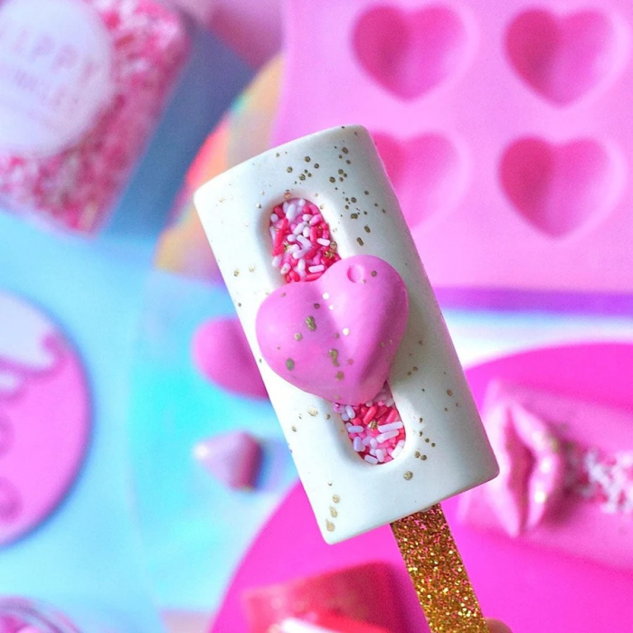 Mix Sprinkles din zahar colorate pentru decorarea produselor de cofetarie si patiserie. Bastonase subtiri de zahar in culori specifice de Valentines Day sau 8 Martie roz, rosu si alb. [3]