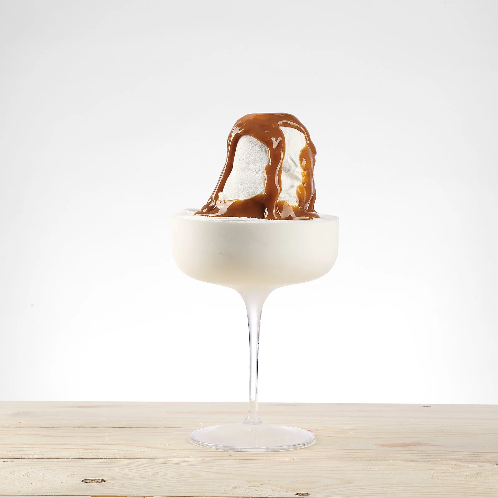 Arabeschi PreGel de Mango, Fructul Pasiuni, Fistic si Caramel Latte sunt o mare varietate de delicatese obținute din prelucrarea materiilor prime selectate și de înaltă calitate, ideale pentru amestecarea și decorarea înghețatei în interior sau la suprafață, făcând cuva de înghețată mai atractivă și permițând crearea de noi arome și rețete. Arabeschi  PreGel poate fi folosit și în patiserie, pentru a îmbogăți interiorul deserturilor, mousse-urilor, semiformelor și plăcintelor, pentru a crea decorațiuni rafinate și pentru a vă lărgi imaginația.  Fructele Arabeschi PreGel, de exemplu, folosite așa cum sunt, sunt ideale pentru umplerea interiorului semifriumurilor, deoarece nu îngheață la temperaturi negative. [3]