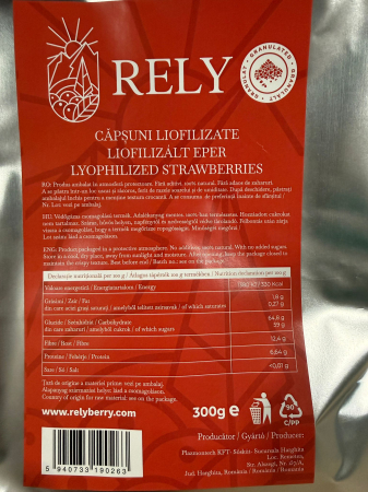 PRODUSE - Capsuna liofilizată este capsuna care a fost procesată prin liofilizare, un proces de deshidratare care implică congelarea fructului și îndepărtarea apei sub presiune scăzută. Acest proces menține aroma și proprietățile nutriționale ale capsunii într-o formă uscată și ușor de păstrat. Capsuna liofilizată poate fi utilizată în diverse moduri, cum ar fi decorarea prajiturilor si a produselor de cofetarie sau adăugarea în cereale, iaurt, smoothie-uri sau ca gustare sănătoasă. 