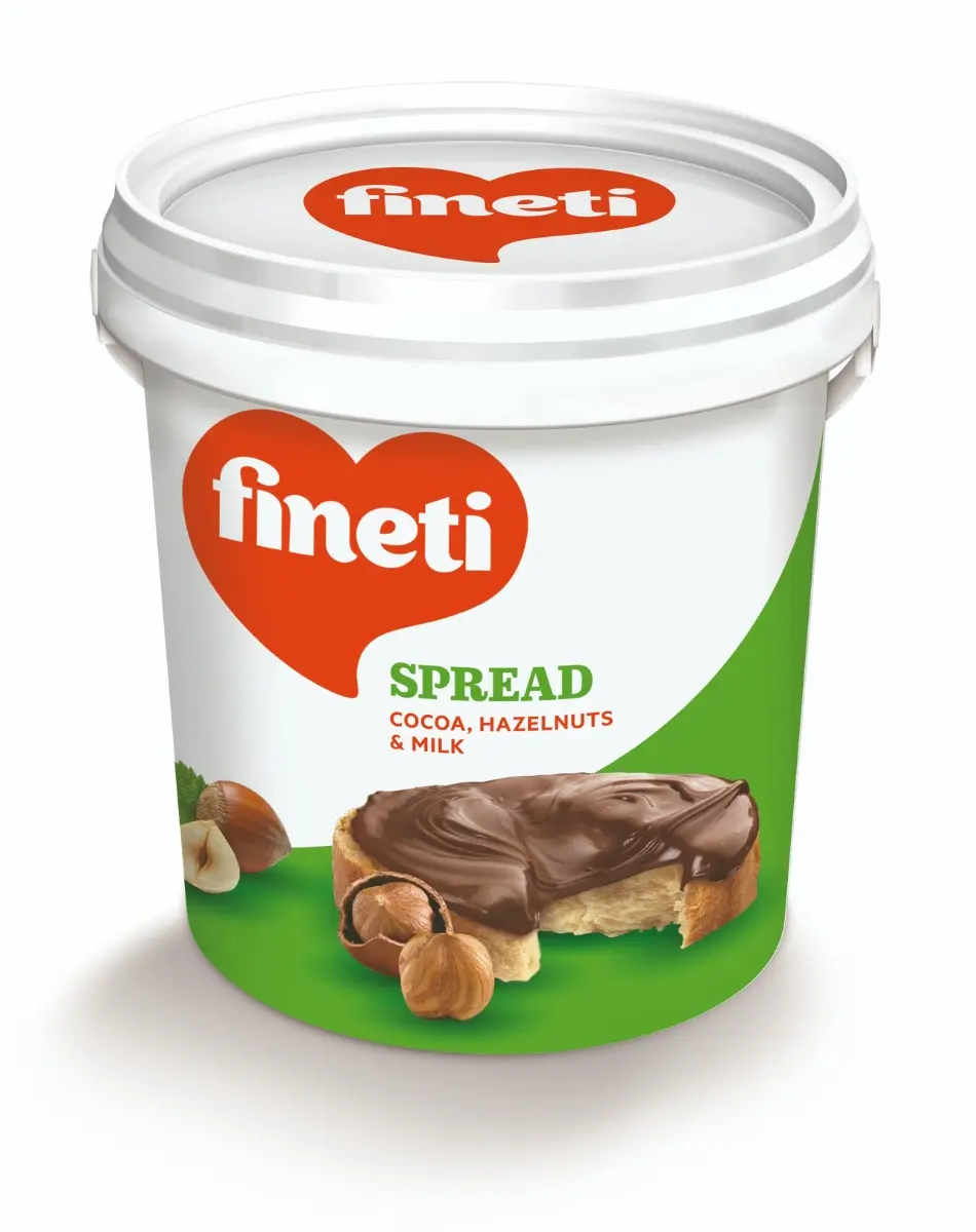 CIOCOLATA - Crema Tartinabila cu Alune Fineti  Rasfata-te singur ca in vremurile cand erai copil cu Fineti Spread, crema de ciocolata tartinabila, cu aroma delicioasa de cacao, lapte si alune de padure. Cantitate 1 kg.  Paine prajita calda, clatita aromate, cornulete fragede? Fineti adora tot ce e bun! Savureaza o felie de paine calda cu un strat dens si gros cu aroma de alune de padure! - Produs consistent care poate inlocui cu succes o gustare la birou, un desert sanatos, un desert rapid atunci cand nu ai chef sa gatesti sau un mic dejun satios; - Textura cremoasa intensifica aroma unica; - Desertul preferat de adulti si copii deopotriva;   - Ingrediente: crema cacao cu alune padure (50%), zahar, ulei vegetal, lapte praf degresat 9%, pudra cacao degresata 65%, pasta alune padure 3%, grasime vegetala hidrogenata, emulsifiant, substanta aromatizanta. Poate contine urme de: gluten, arahide;  - Ambalare tip pahar de plastic, ideal pentru pranzurile de la scoala si birou sau pentru a fi transportat in excursii, calatorii, etc.  Mențiuni importante: - Alergeni: contine lapte si alune de padure; - A se pastra la loc uscat si racoros, ferit de actiunea directa a soarelui; - A se pastra la loc uscat si racoros (15 – 25 °C). Cu Fineti, micul dejun nu va mai fi o problema pentru copilul tau! Daruieste-i doza de energie pentru o zi reusita sub forma unei gustari fantastice si cu o aroma de nerefuzat! Ofera-i un loc lui Fineti in bucataria ta si o sa iti arate cate deserturi sanatoase poate sa iti faca! Fineti, simte gustul vremurilor de atunci!