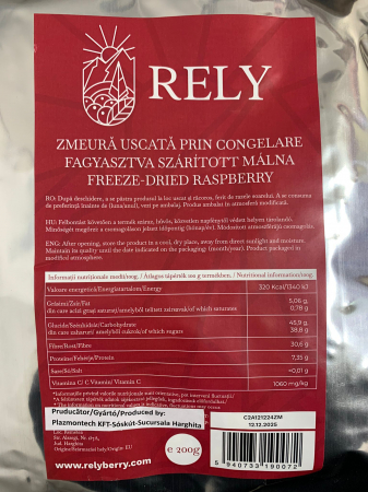 Zmeura liofilizata intreaga (deshidrata prin congelare) - 100% fruct.  Zmeura liofilizată este zmeura care a fost procesată prin liofilizare, un proces de deshidratare care implică congelarea fructului și îndepărtarea apei sub presiune scăzută. Acest proces menține aroma și proprietățile nutriționale ale zmeurii într-o formă uscată și ușor de păstrat. Zmeura liofilizată poate fi utilizată în diverse moduri, cum ar fi decorarea prajiturilor si a produselor de cofetarie sau adăugarea în cereale, iaurt, smoothie-uri sau ca gustare sănătoasă.  [1]