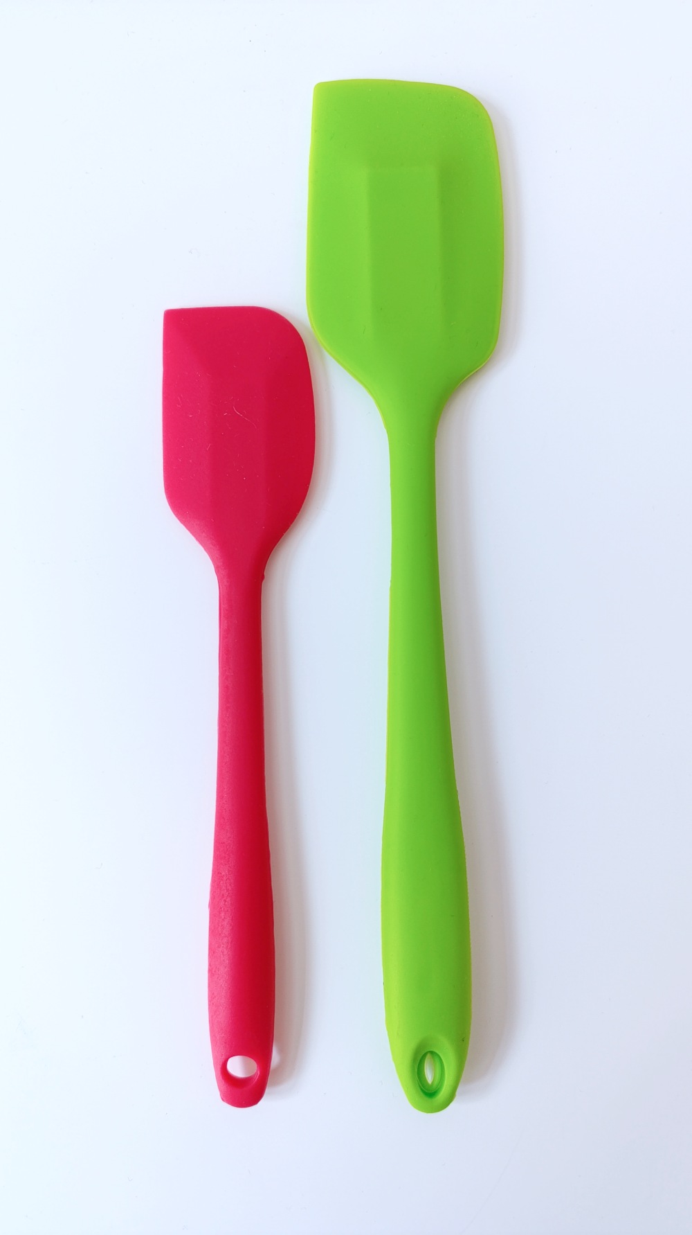 Comparatie intre spatula mica si spatula mare din silicon alimentar