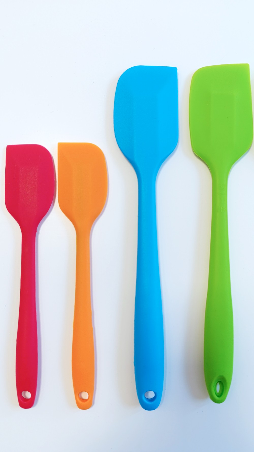Spatule din silicon de diferite dimensiuni si forme pentru preparate culinare