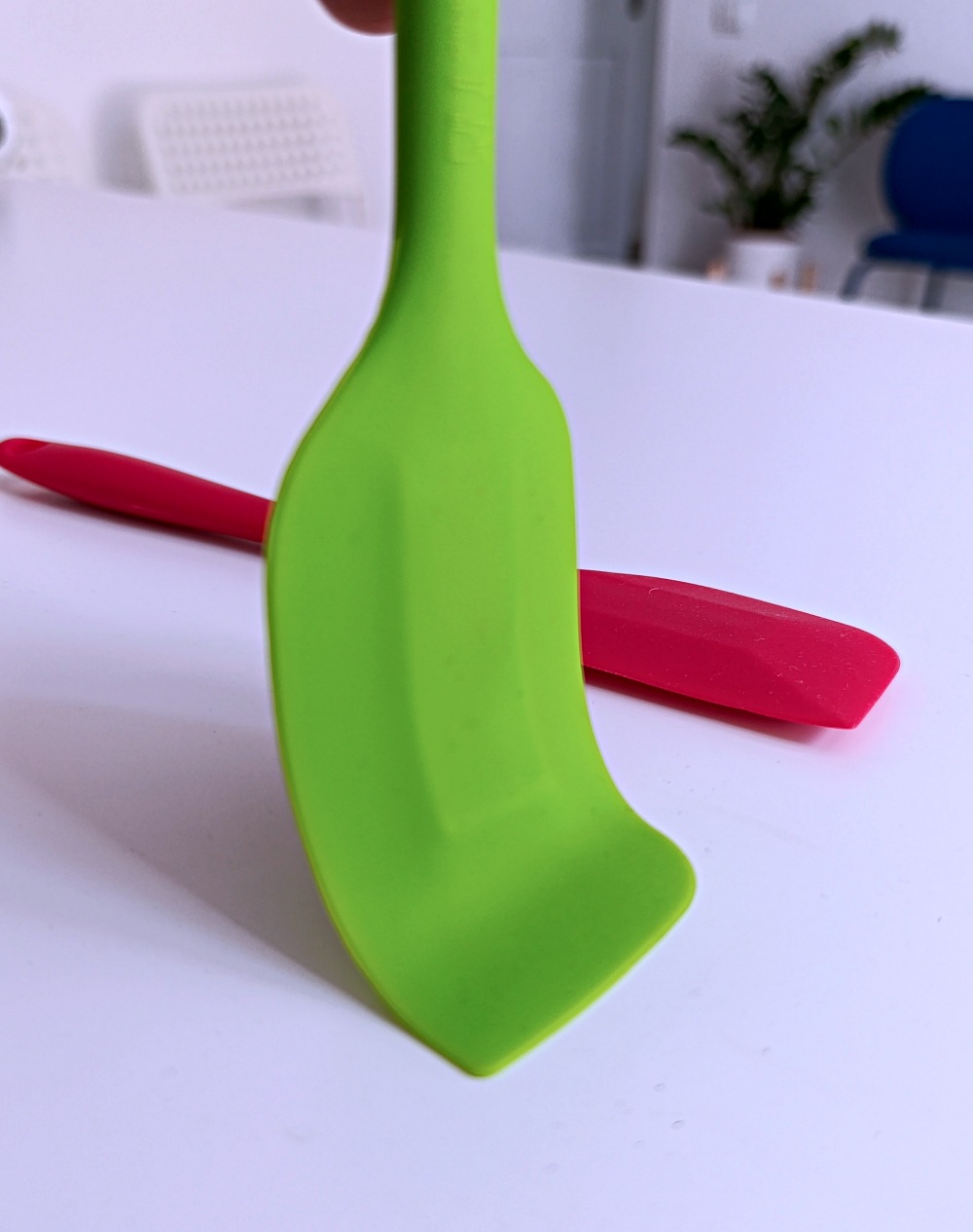 Flexibilitatea unei spatule din silicon alimentar demonstrata prin indoire