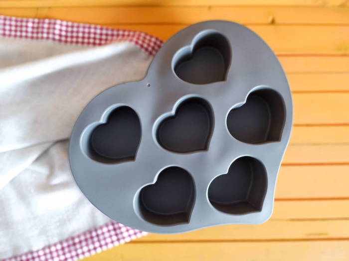 Tava de silicon 6 inimi pentru prajituri si ciocolata. Forma de inima. [6]