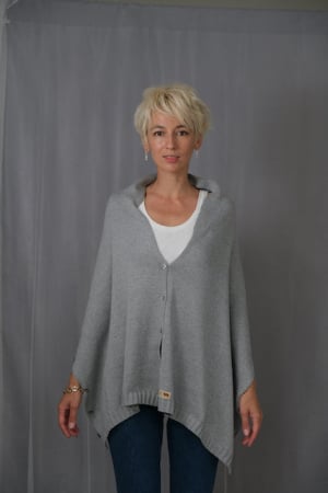 Imbracaminte - Accesoriu multifunctional The Pelerine, 100% lana oaie - gri deschis