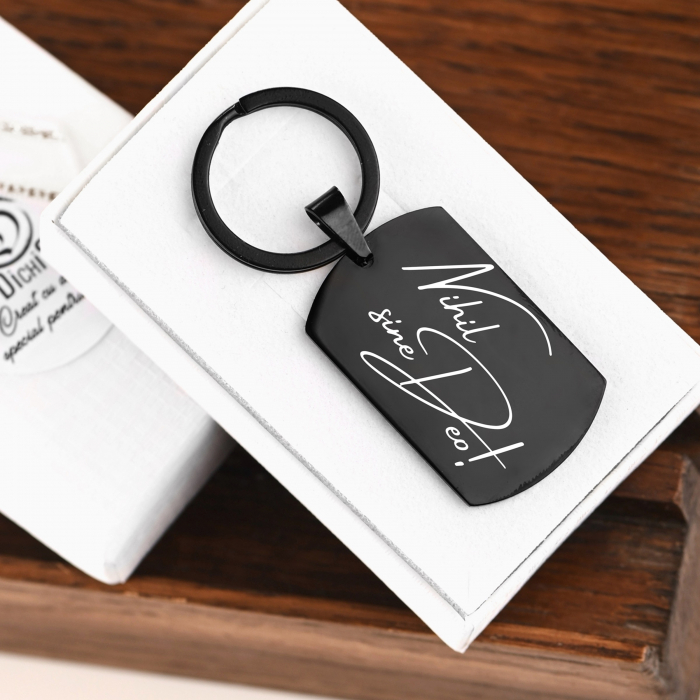 Breloc-Personalizat-cu-mesaj-Nihil-Sine-Deo-Negru [2]