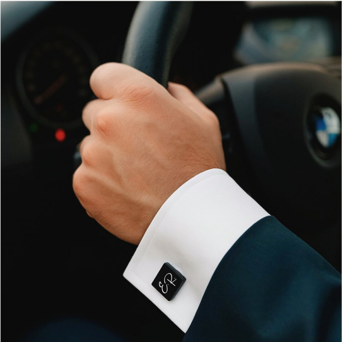 Butoni-camasa-personalizati-cu-initiale-patrati-negri [2]