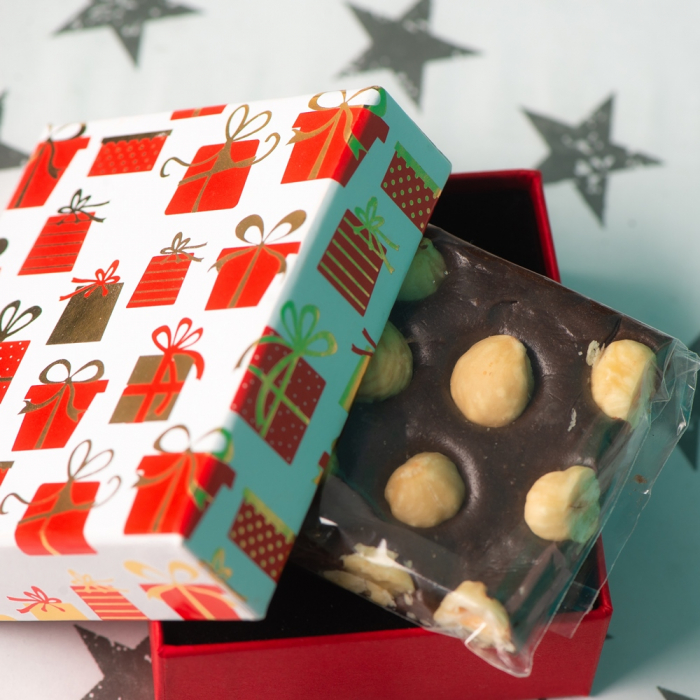 cutie-cadou-de-craciun-si-ciocolata-de-casa-cu-alune [3]