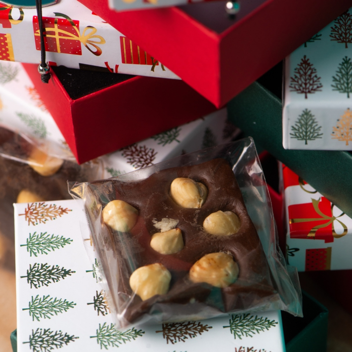 cutie-cadou-de-craciun-si-ciocolata-de-casa-cu-alune [2]