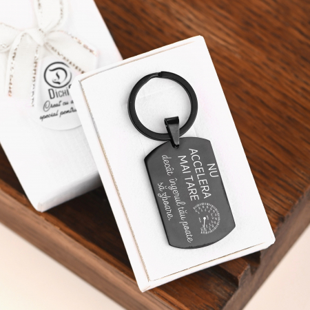 Brelocuri Personalizate - Breloc-auto-Personalizat-cu-mesaj-nu-accelera-negru