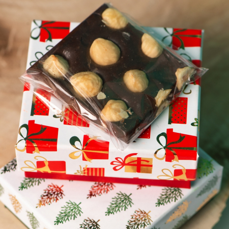 Cadouri Secret Santa si Craciun - cutie-cadou-de-craciun-si-ciocolata-de-casa-cu-alune
