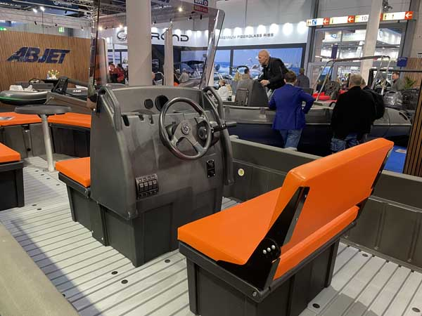 Barcă Whaly 620R din polietilenă HDPE – ambarcațiune mare și stabilă pentru pescuit și agrement [17]