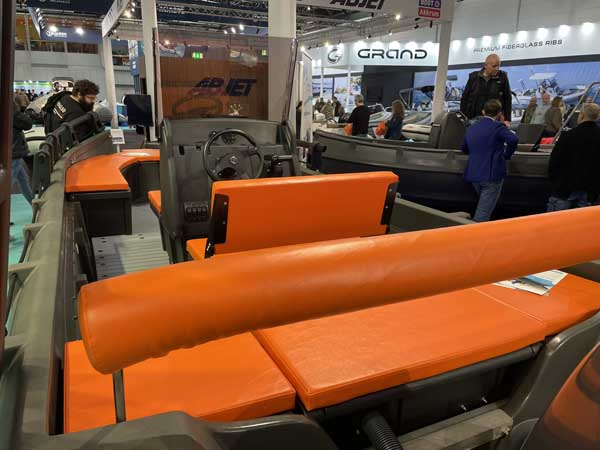 Barcă Whaly 620R din polietilenă HDPE – ambarcațiune mare și stabilă pentru pescuit și agrement [18]