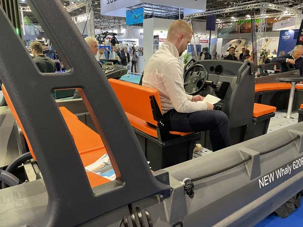 Barcă Whaly 620R din polietilenă HDPE – ambarcațiune mare și stabilă pentru pescuit și agrement [15]