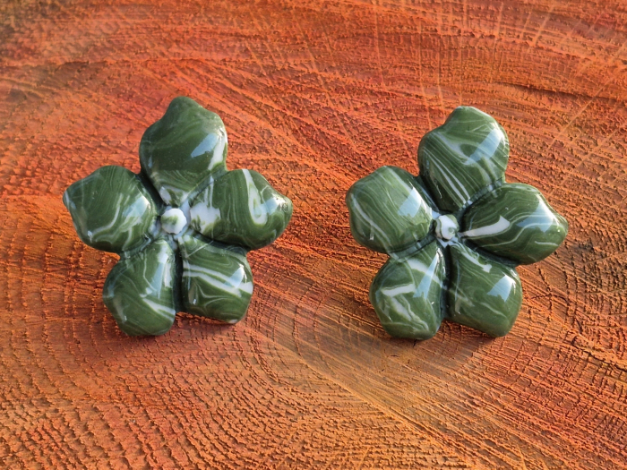 Cercei floare verde din lut polimeric cu prindere șurub inox - Floricele Malachit [2]