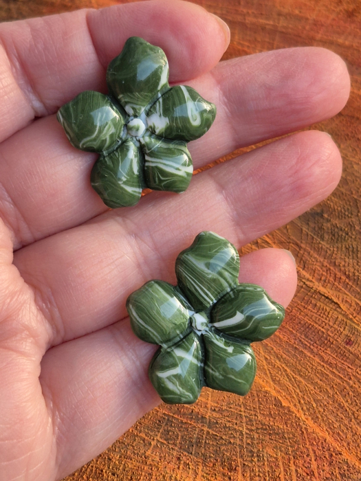 Cercei floare verde din lut polimeric cu prindere șurub inox - Floricele Malachit [4]