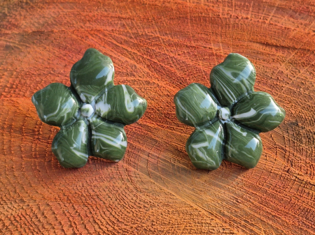 Cercei floare verde din lut polimeric cu prindere șurub inox - Floricele Malachit [1]