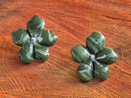 Cercei floare verde din lut polimeric cu prindere șurub inox - Floricele Malachit [2]