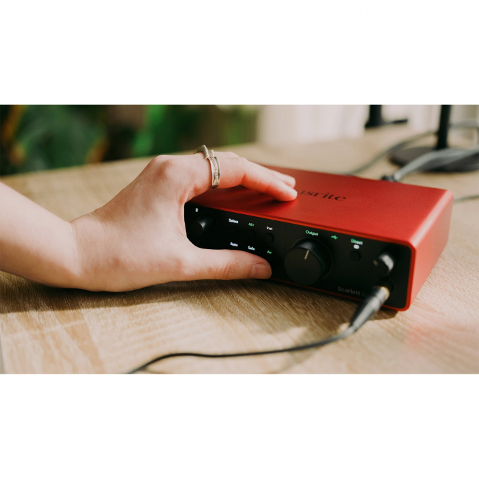 Focusrite Scarlett 2i2 4th Gen [7]