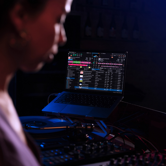 Native Instruments Traktor Kontrol S2 Mk3 [22]