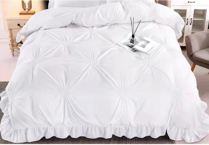 Lenjerie de Pat Eleganta cu Pliuri , Volanase si Inimi Brodate , 4 Piese [5]
