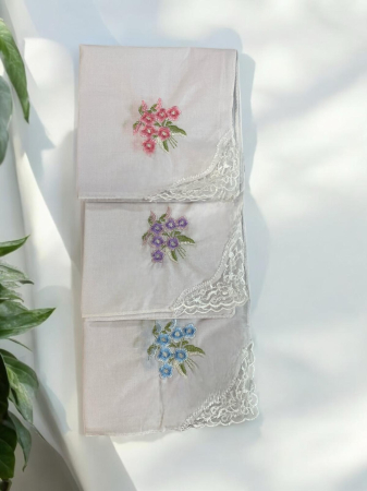 Batiste - Batiste Dama cu Broderie si Danteluta din Bumbac 100 %, 27 x 27 cm