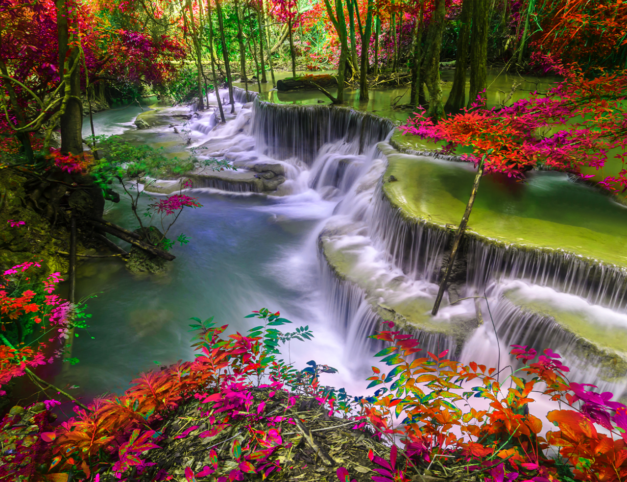 Folie autocolantă pentru geam, ideală pentru a transforma orice fereastră într-un tablou natural. Designul vibrant cu o cascadă și vegetație colorată aduce o notă de prospețime și frumusețe oricărei camere, oferind în același timp intimitate și un aspect decorativ unic. [2]