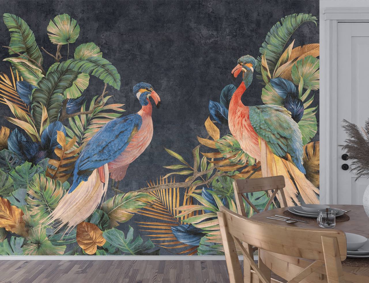 Fototapet fără îmbinări cu un design exotic de păsări colorate și vegetație luxuriantă, ideal pentru living. Fundalul întunecat scoate în evidență culorile vibrante ale păsărilor și plantelor, creând un decor spectaculos și plin de viață. [2]