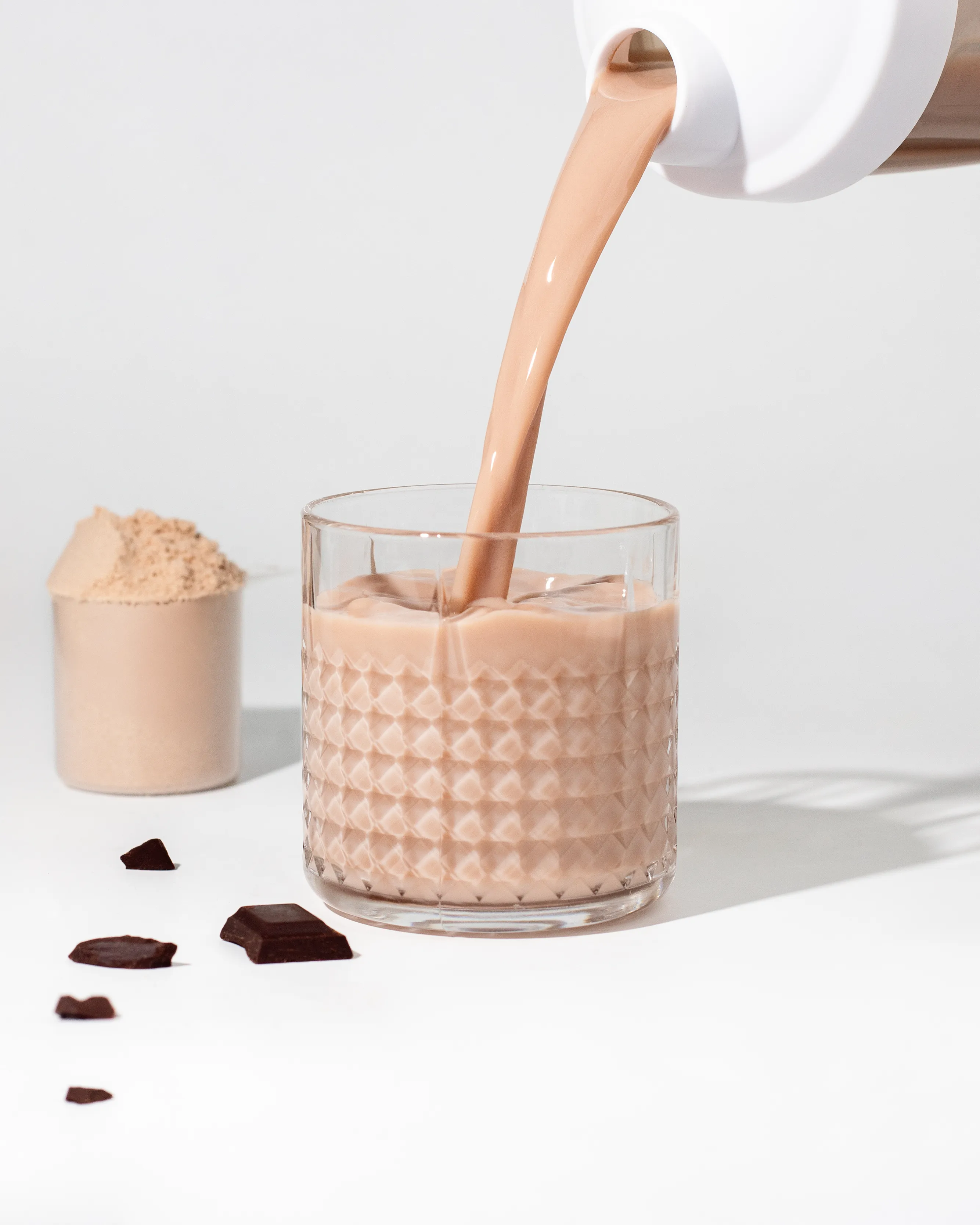 Grass-Fed Whey Protein ⁠–⁠ din lapte de vacă hrănite cu iarbă din ferme sustenabile, îndulcit cu stevia, ultrafiltrat la temperaturi scăzute Ciocolată [2]