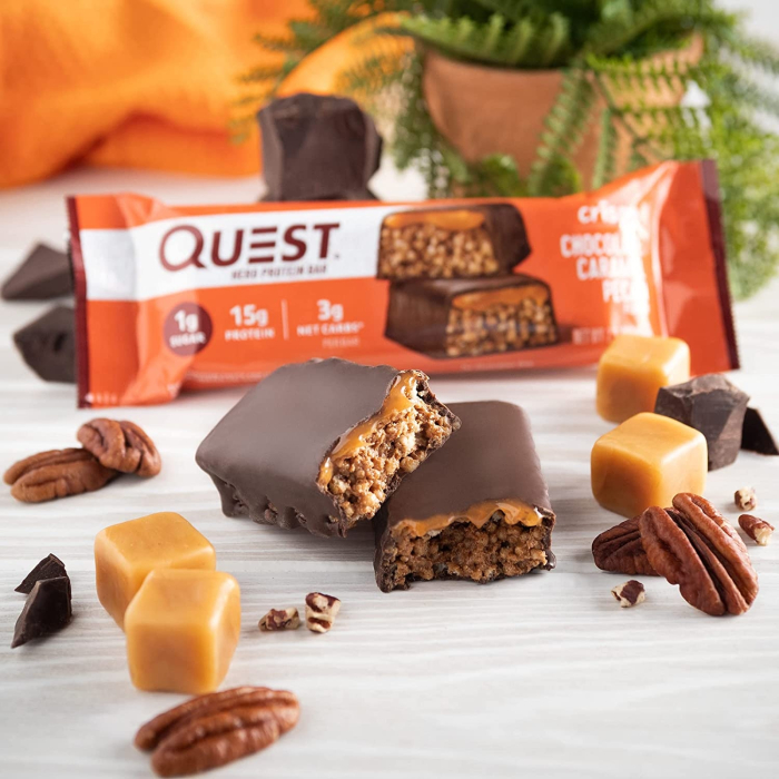 Quest Hero Crispy Baton Proteic Cu Aroma De Ciocolata, Nuci Pecan Si Caramel, 60 G [2]