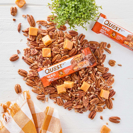 Quest Hero Crispy Baton Proteic Cu Aroma De Ciocolata, Nuci Pecan Si Caramel, 60 G [6]
