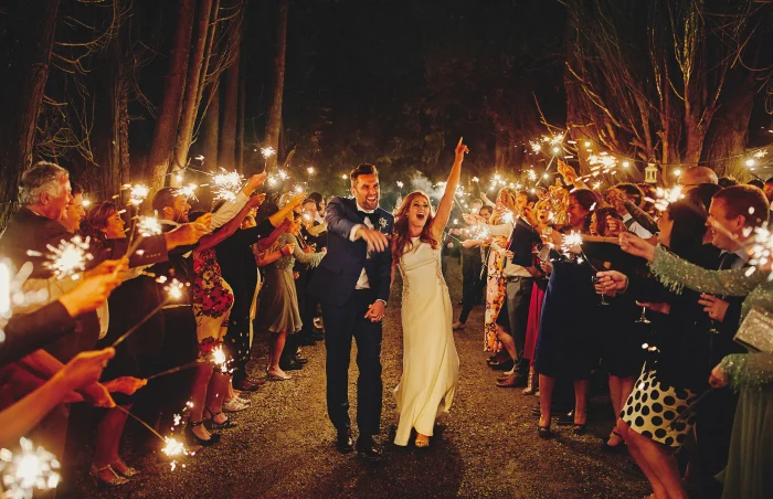 Artificii sparklers la nuntă: câte îți trebuie și cum iese momentul perfect