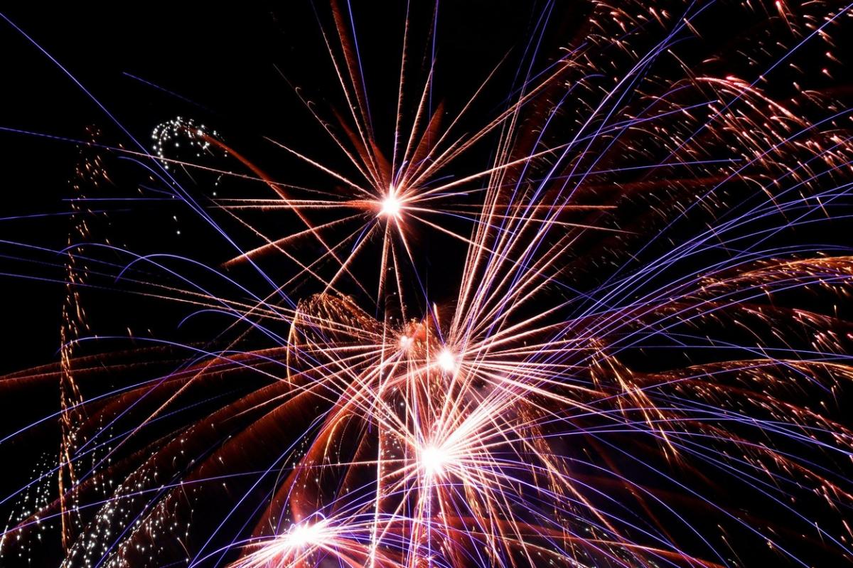 Artificii de Revelion: Luminează Noaptea și Întâmpină Noul An cu Strălucire