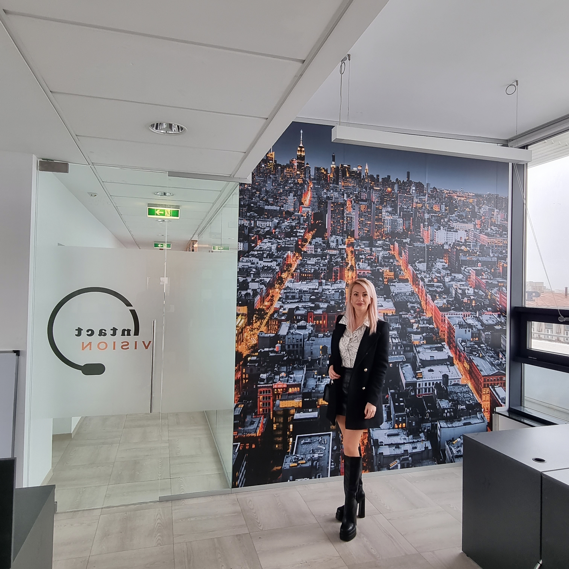 Sablare sticla birou - logo integrat