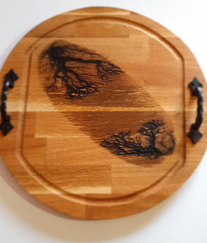 decoratiuni - Platou Rotund din Stejar cu Mânere din Fier Forjat și Fulgere Lichtenberg - 40 cm