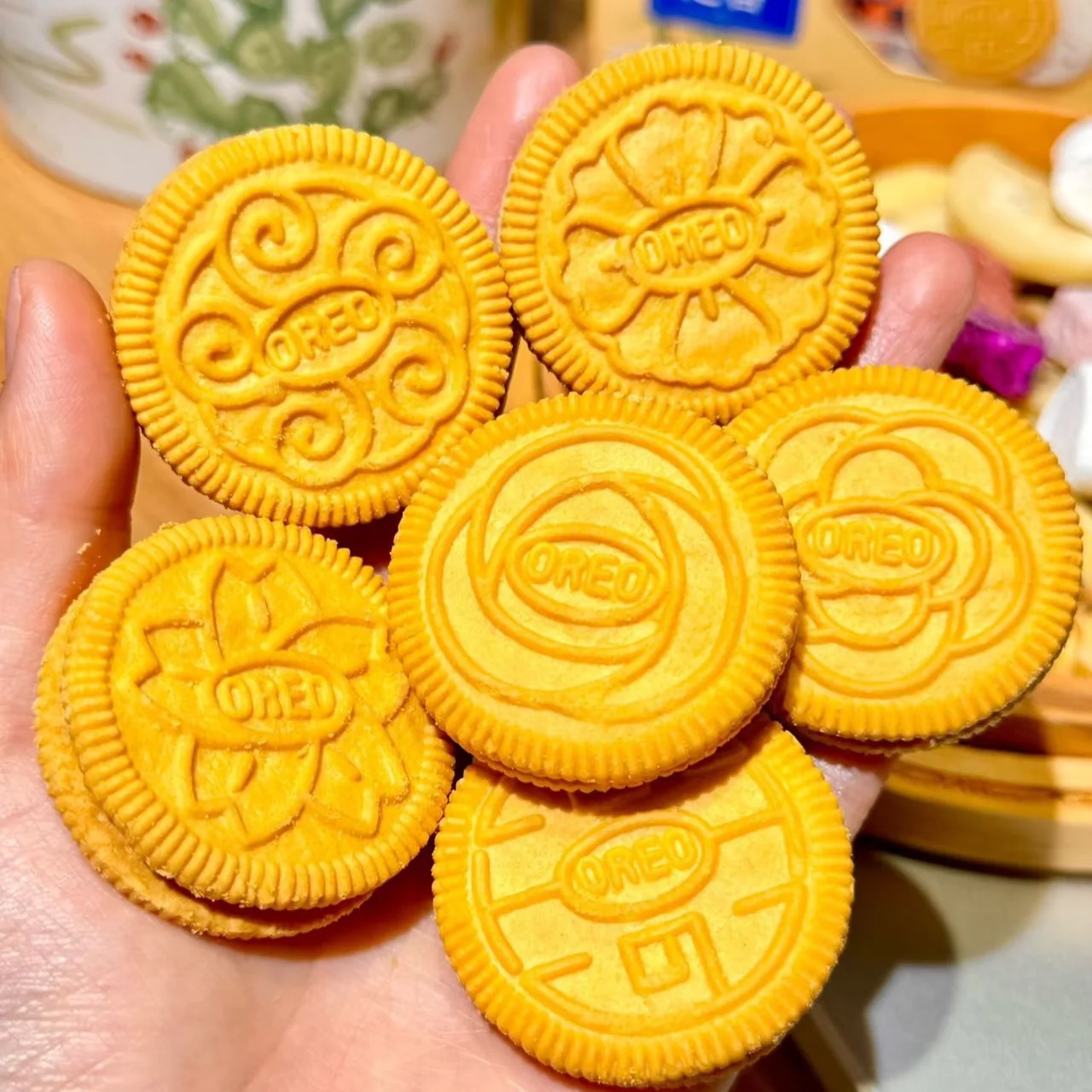 Oreo Spring Limited Edition Sesame Biscuiti cu crema de lape susan negru si vanilie, 97g [2]