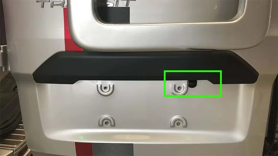 Montare camera marsarier langa maner hayon Ford