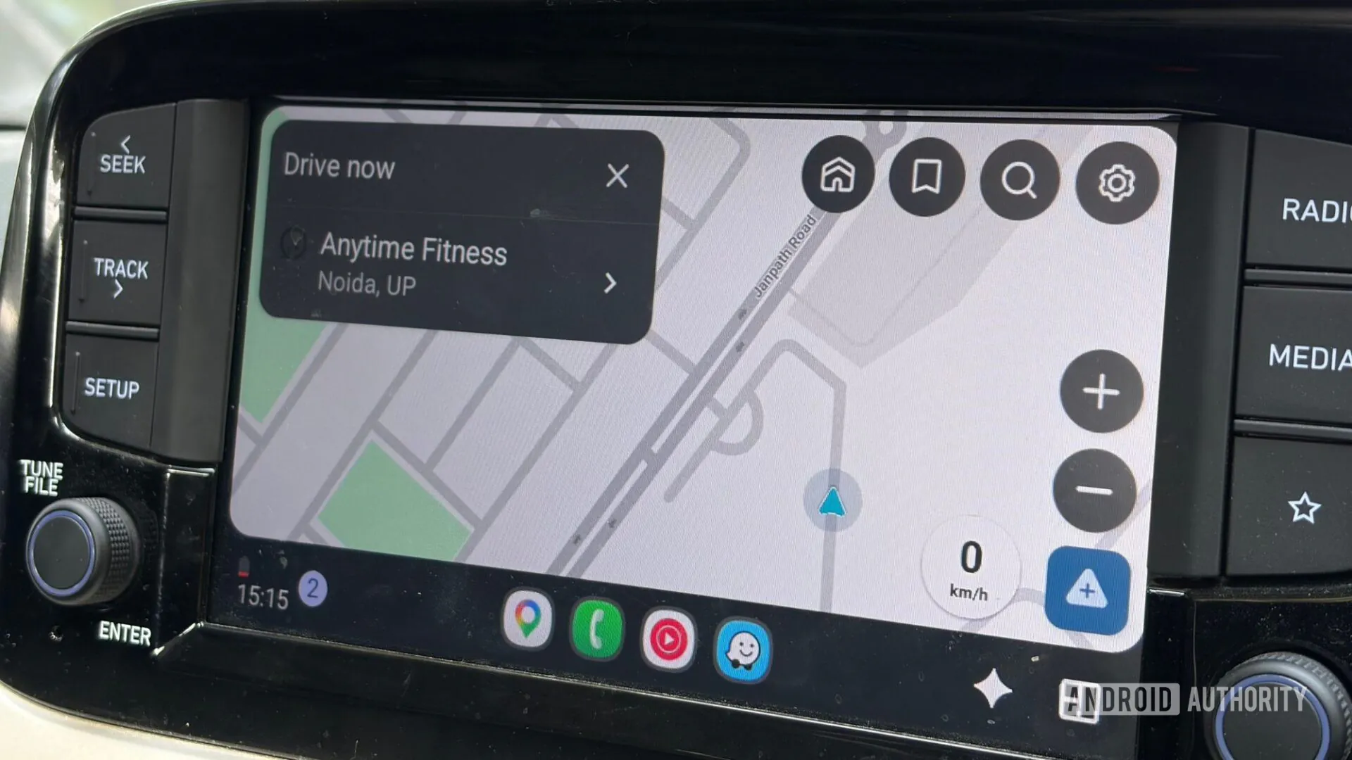 Waze primește Gemini pe Android Auto: navigație mai inteligentă, comenzi naturale și experiență personalizată