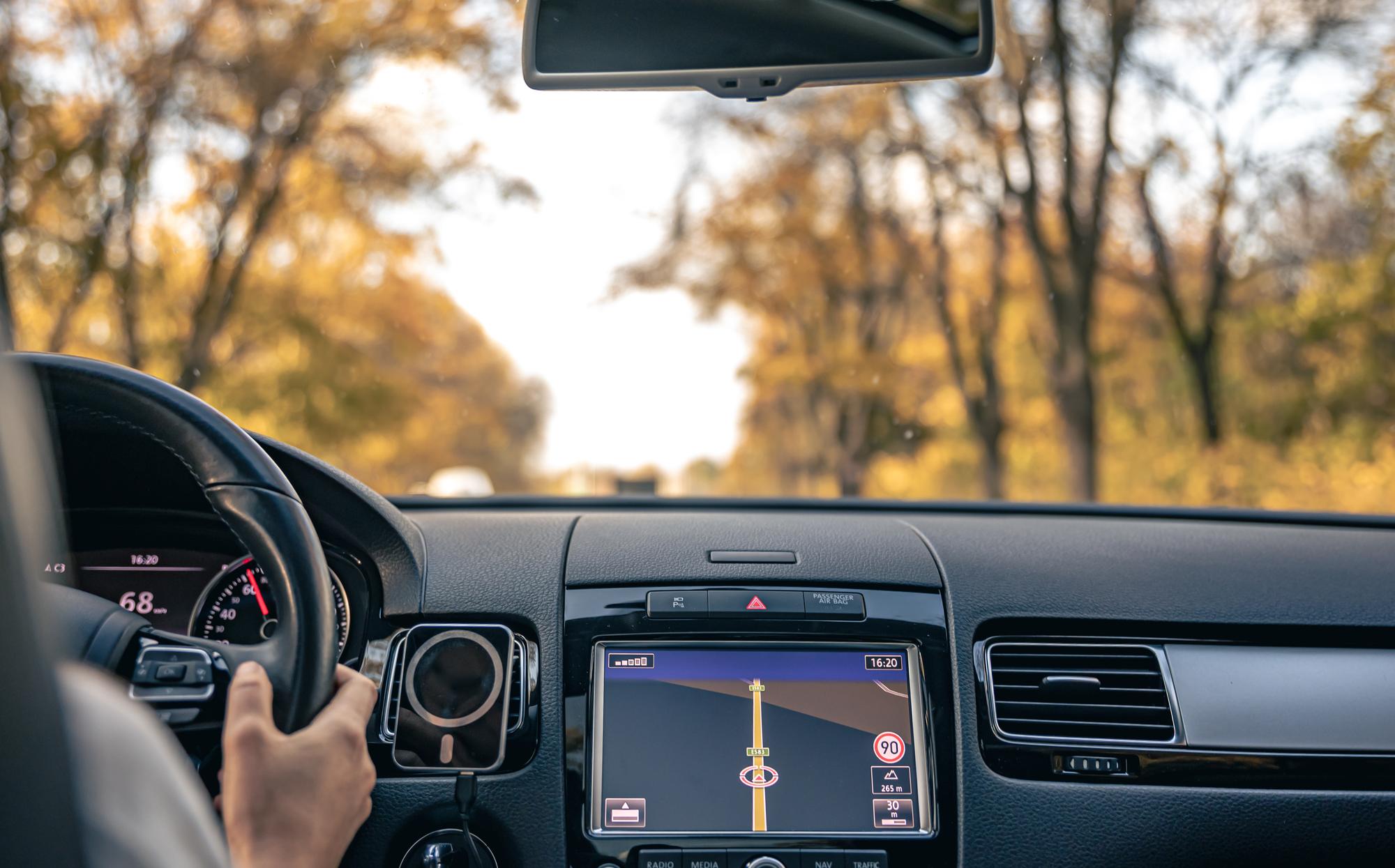 Top 5 gadgeturi auto esențiale de la ecartech.ro: Navigație GPS cu CarPlay și Android Auto, siguranță și confort la volan