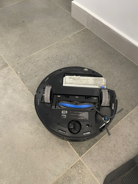 ECOVACS DEEBOT X8 PRO Omni – Robot aspirator cu funcție mop, OZMO Scooter cu mop continuu și auto-curățare, putere de aspirare 18.000 Pa, stație 12‑în‑1, curățare mop cu apă caldă 40‑75 °C, sistem YIK [13]