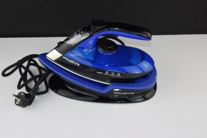 Fier de călcat cu abur Rowenta Freemove DE5010 Model negru și albastru 2400W Tehnologie fără fir, Funcții practice pentru călcat ușor -FOARTE BUN [5]