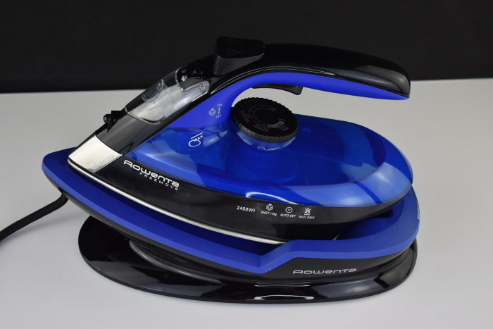 Fier de călcat cu abur Rowenta Freemove DE5010 Model negru și albastru 2400W Tehnologie fără fir, Funcții practice pentru călcat ușor -FOARTE BUN [7]
