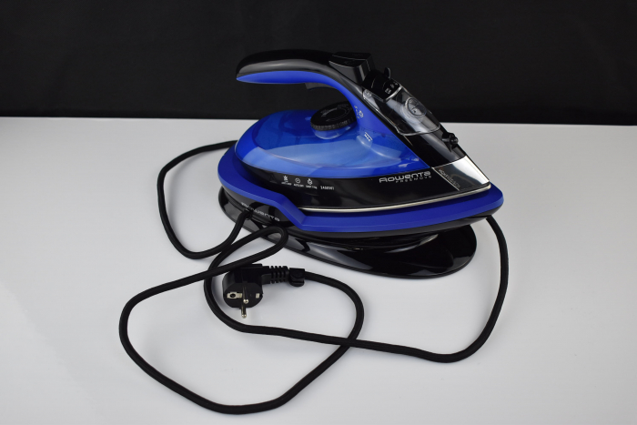 Fier de călcat cu abur Rowenta Freemove DE5010 Model negru și albastru 2400W Tehnologie fără fir, Funcții practice pentru călcat ușor - FOARTE BUN [7]