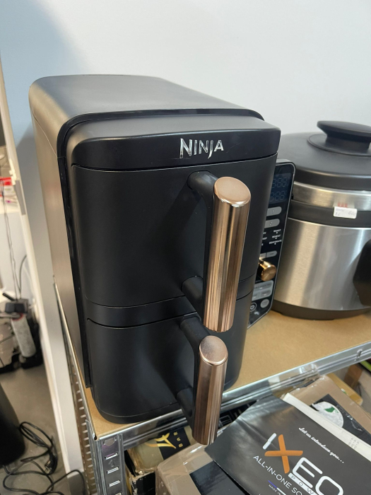Ninja Double Stack XL – Friteuză cu aer cald, 2 sertare verticale, 4 niveluri de gătit, 2 compartimente, design compact, capacitate 9,5 L, 6 funcții, 8 porții, clește inclus, culoare negru/cupru, mode [10]